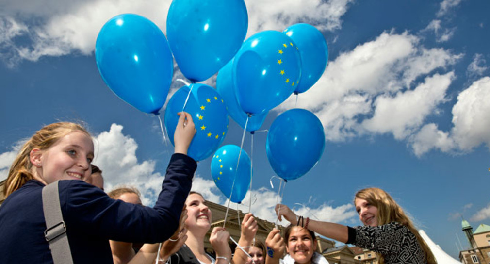 Mädchen mit Europaluftballons beim Europaaktionstag am 23. Mai 2014 in Stuttgart.
