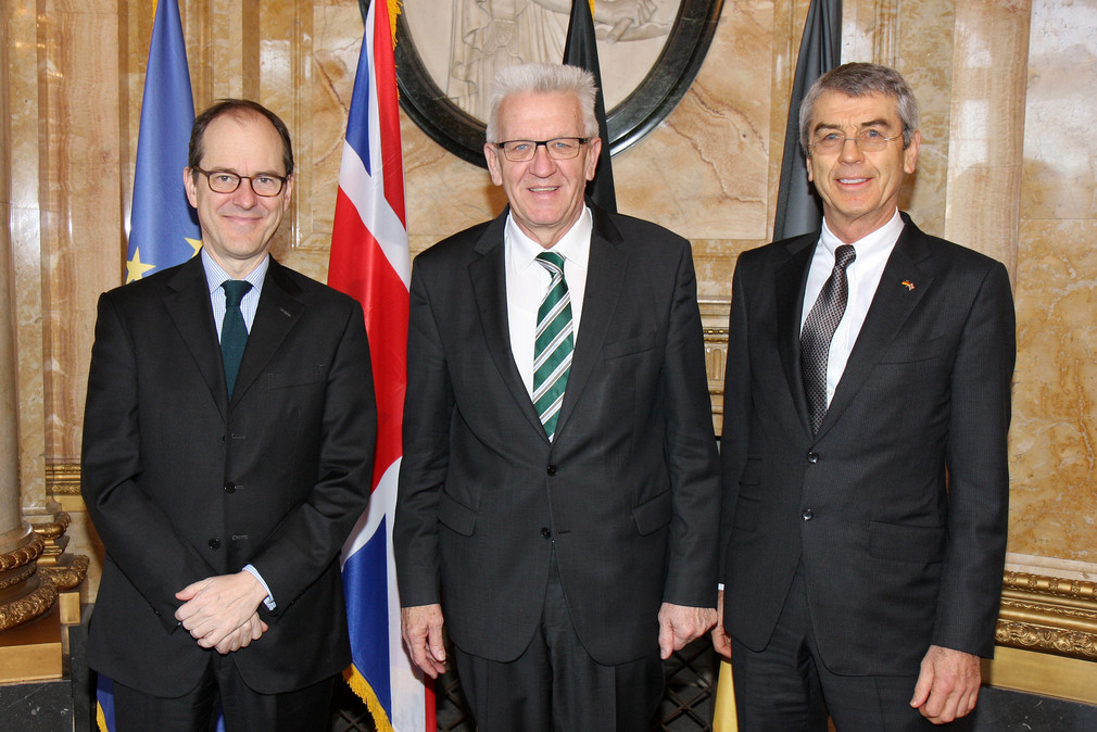 Ministerpräsident Winfried Kretschmann (M.) mit dem britischen Botschafter Sir Sebastian Wood (l.) und dem britischen Honorarkonsul Dr. Fritz Oesterle (r.)