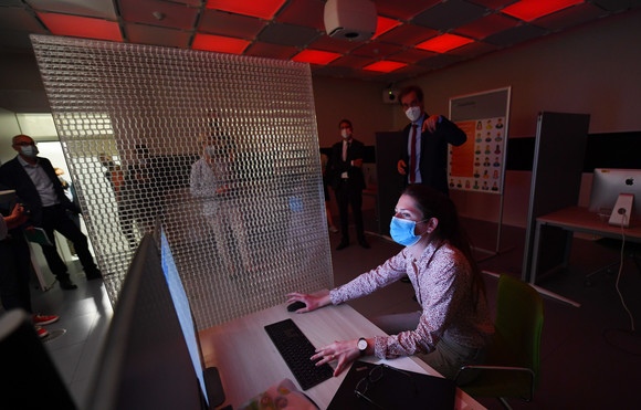 Termin im Fraunhofer-Institut für Bauphysik IBP in Stuttgart, im Rahmen der Sommerreise „Umweltschutz, CO²-neutrale Produktion und Recycling: Baden-Württembergs Wirtschaft auf dem Weg zur nachhaltigen Produktion“