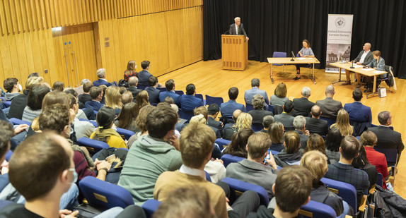 Ministerpräsident Winfried Kretschmann bei seiner Rede an der University of Oxford