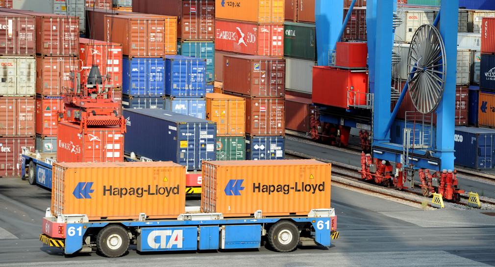 Container werden auf einem Container-Terminal transportiert. (Foto: © dpa)