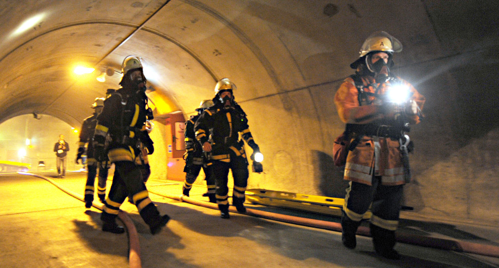 Rettungskräfte nehmen an einer Katastrophenschutzübung teil (Bild: © Franziska Kraufmann/dpa)