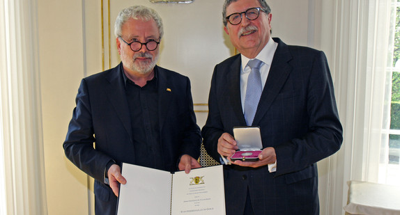 Staatssekretär Klaus-Peter Murawski (l.) und Prof. Dr. med. Claude Krier (r.)
