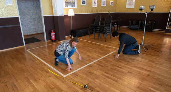 In einer Tanzschule in Dettenhausen werden Bereiche für Paartänzer abgeklebt. (Bild: picture alliance/Marijan Murat/dpa)