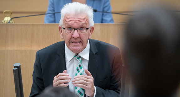 Ministerpräsident Winfried Kretschmann hält während einer Plenarsitzung im Landtag von Baden-Württemberg eine Regierungserklärung.