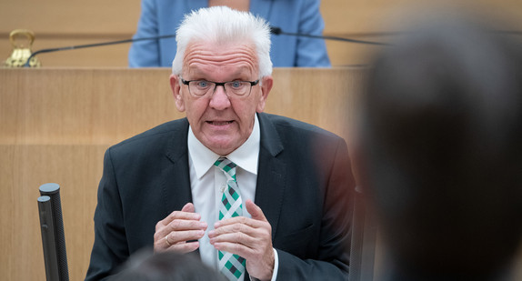 Ministerpräsident Winfried Kretschmann hält während einer Plenarsitzung im Landtag von Baden-Württemberg eine Regierungserklärung.