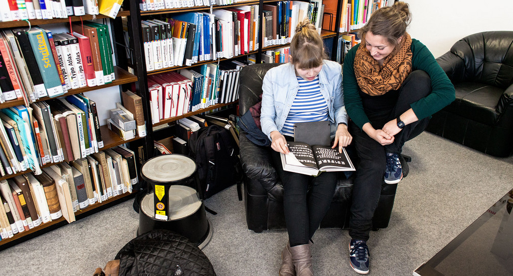 Studentinnen in Bibliothek