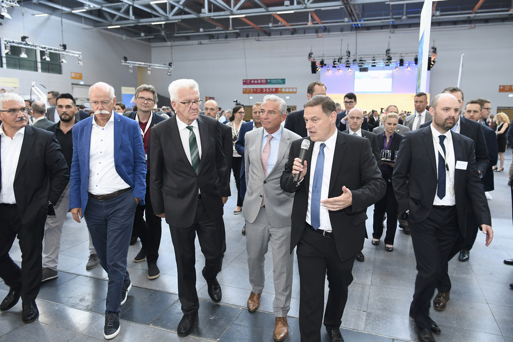 Mobilität Strategiedialog Automobilwirtschaft BW zieht erstes Resümee Rundgang auf dem Forum (Foto: © e-mobil BW / Studio KD Busch)