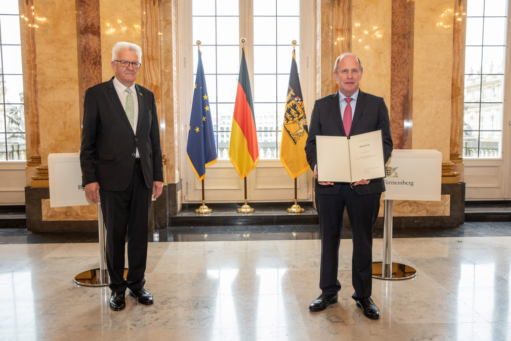 Ministerpräsident Winfried Kretschmann (l.) und Wilfried Klenk (r.), Staatssekretär im Ministerium des Inneren, für Digitalisierung und Kommunen