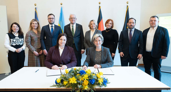Gruppenbild anlässlich der Unterzeichnung einer Absichtserklärung zur Intensivierung der wirtschaftlichen Zusammenarbeit zwischen Baden-Württemberg und der ukrainischen Region Lwiw