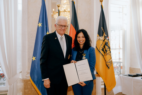 Ministerpräsident Winfried Kretschmann (links) und Prof. Dr. Asifa Akthar (rechts)