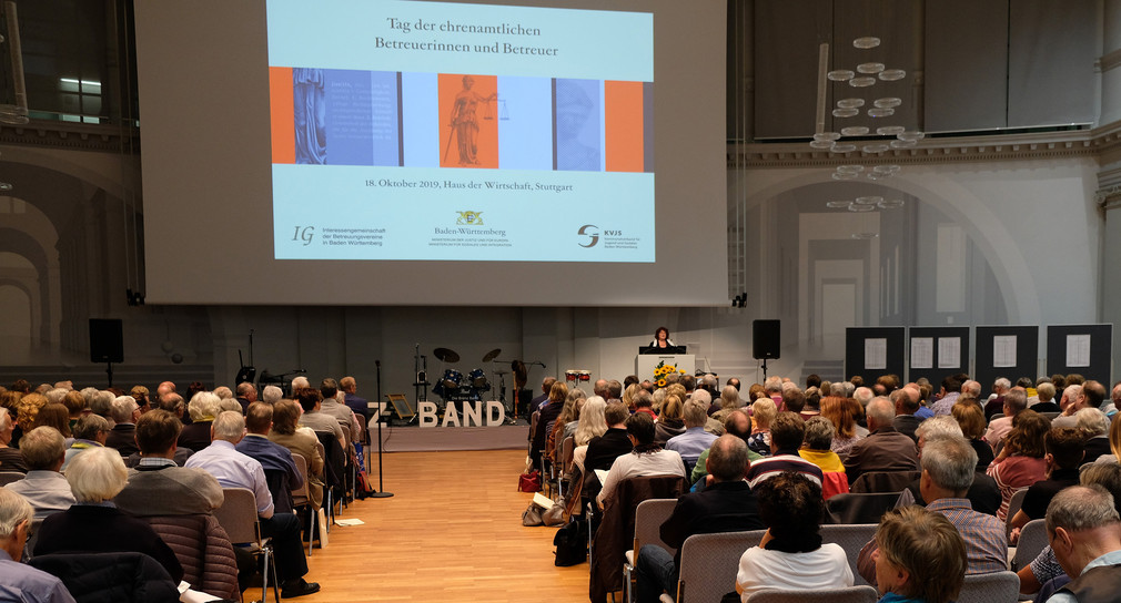 Staatssekretärin Bärbl Mielich spricht vor Publikum bei der Veranstaltung zum Tag der ehrenamtlichen Betreuerinnen und Betreuer. (Bild: Justizministerium Baden-Württemberg)