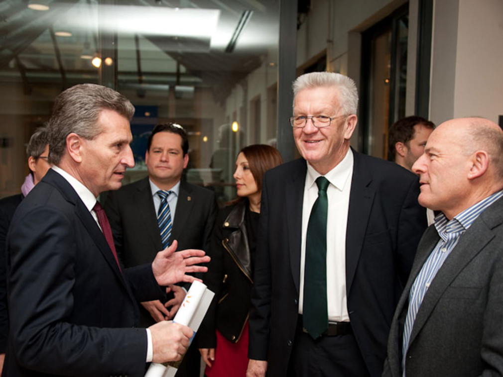 Auswertige Kabinettssitzung in Brüssel am 29. Januar 2013. EU-Energiekommissar Öttinger (l.), Ministerpräsident Kretschmann (m.) und Verkehrsminister Hermann (r.).