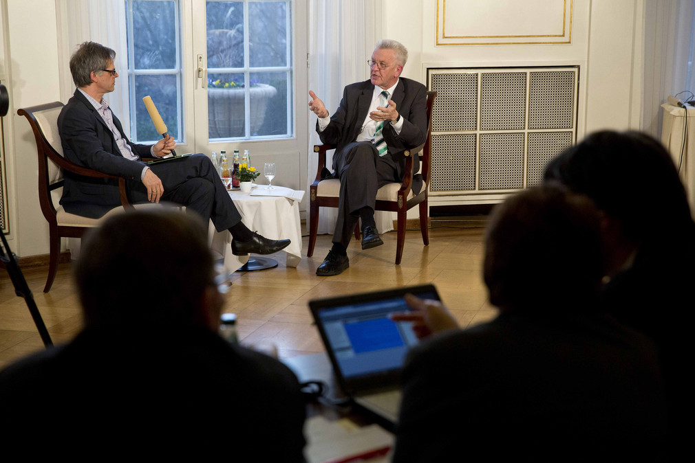 Ministerpräsident Winfried Kretschmann (r.) und Regierungssprecher Rudi Hoogvliet (l.) bei der Online-Bürgersprechstunde