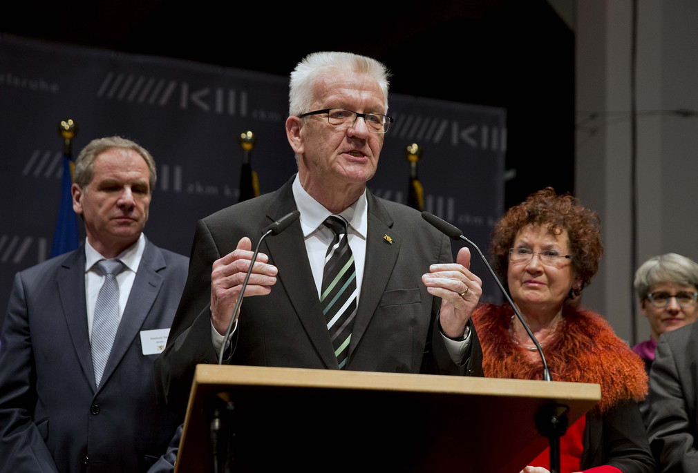 Ministerpräsident Winfried Kretschmann (M.) bei seiner Ansprache