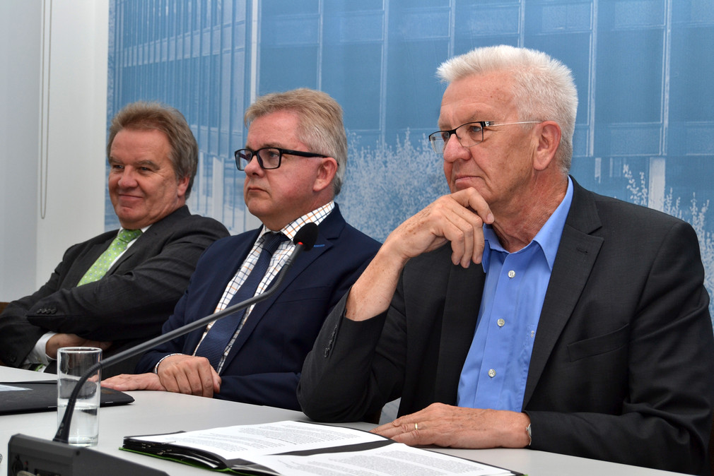 v.l.n.r.: Umweltminister Franz Untersteller, Justizminister Guido Wolf und Ministerpräsident Winfried Kretschmann 