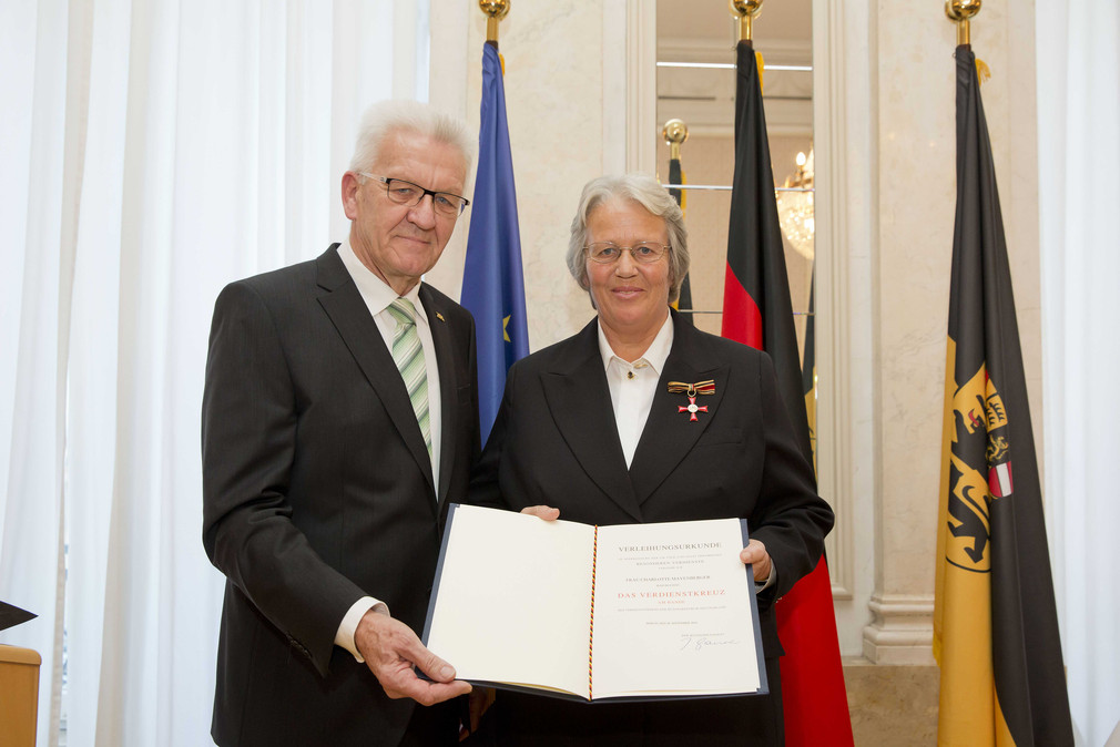 Ministerpräsident Winfried Kretschmann (l.) und Charlotte Mayenberger (r.)