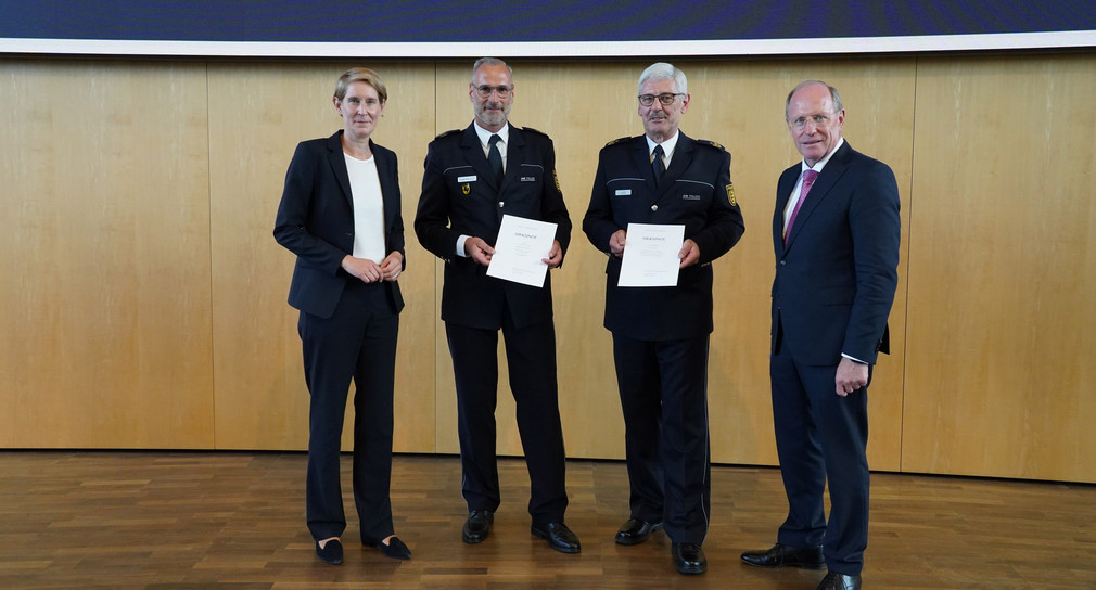 Staatssekretär Klenk und Landespolizeipräsidentin Hinz beim Amtswechsel des Polizeipräsidiums Stuttgart