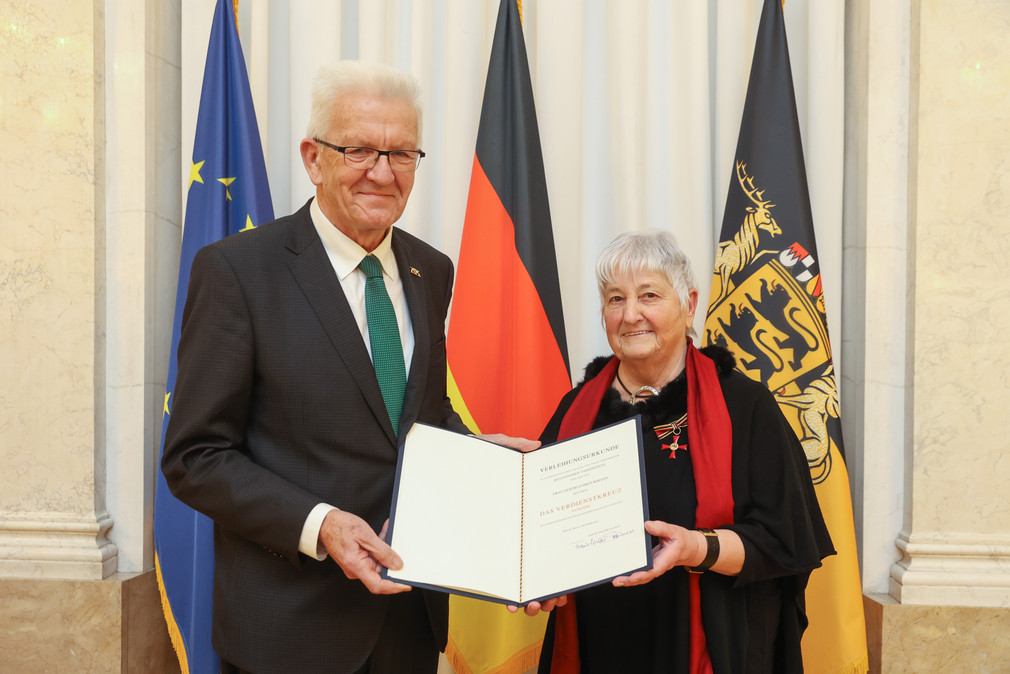 Ministerpräsident Winfried Kretschmann (l.) und Gertrud Brückmann (r.)
