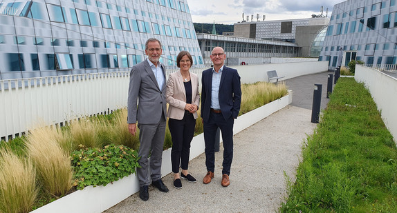 von links nach rechts: Volker M. Heepen, Monika Burkard und Berthold Frieß auf der Terrasse des Verkehrsministeriums