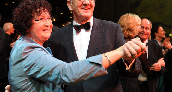 Ministerpräsident Winfried Kretschmann eröffnet am Freitag (11.11.2011) in der Liederhalle in Stuttgart zusammen mit seiner Frau Gerlinde mit einem Tanz den 52. Landespresseball. (Foto: dpa)