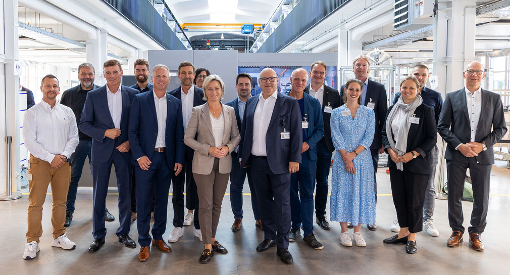 Gruppenbild mit Wirtschaftsministerin Dr. Nicole Hoffmeister-Kraut beim Besuch der Firma Wafios