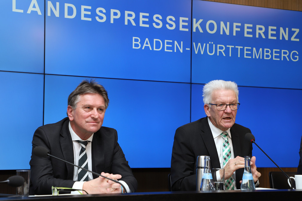 Ministerpräsident Winfried Kretschmann (r.) und Gesundheitsminister Manne Lucha (l.) bei der Regierungspressekonferenz (Bild: Staatsministerium Baden-Württemberg)