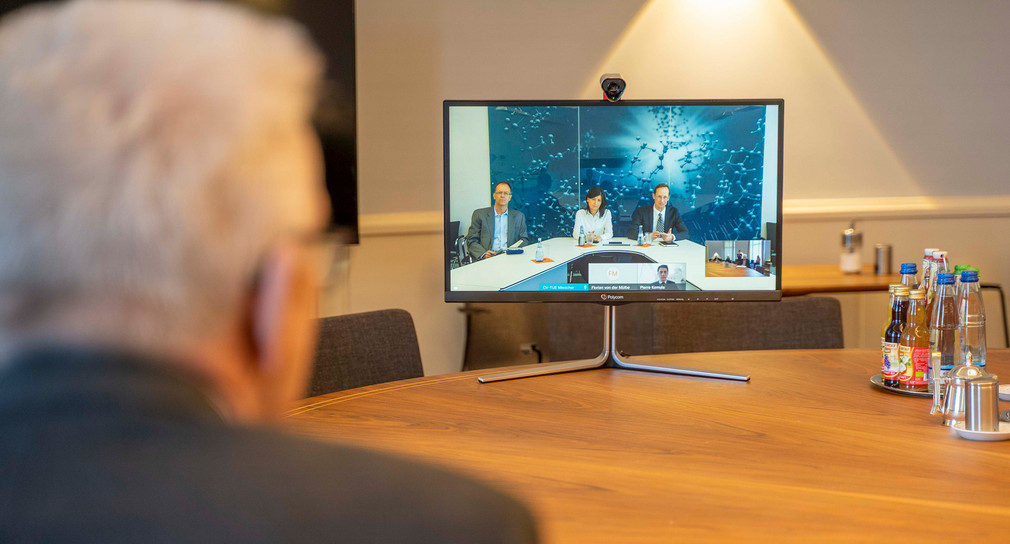 Ministerpräsident Winfried Kretschmann (l.) in einer Videoschalte mit der Tübinger Firma CureVac (Bild: Staatsministerium Baden-Württemberg)
