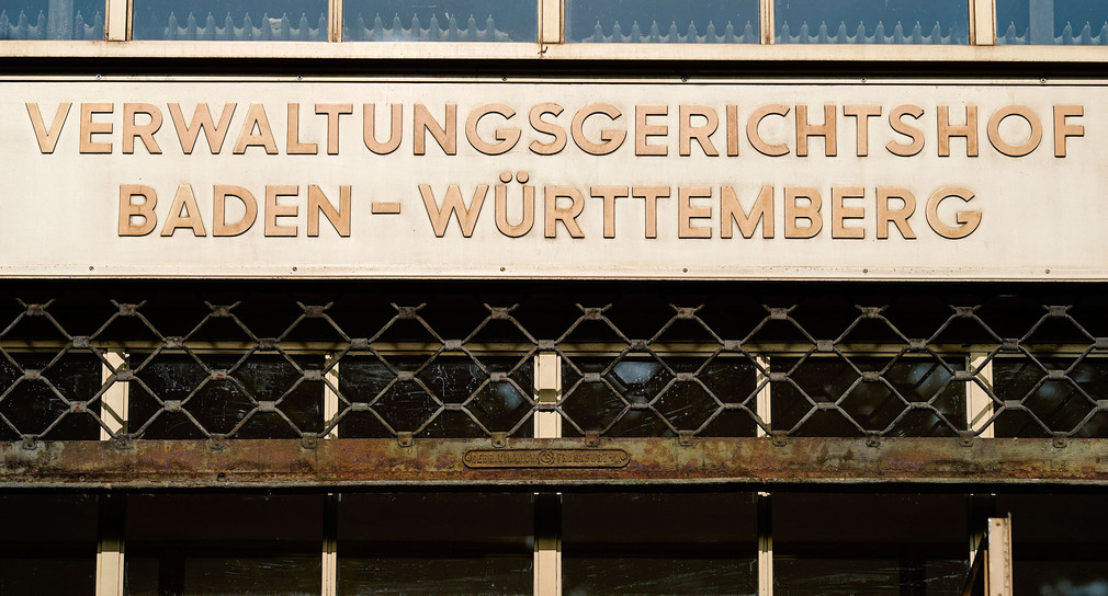 Der Schriftzug „Verwaltungsgerichtshof Baden-Württemberg“ über dem Haupteingang des baden-württembergischen Verwaltungsgerichtshofs. 