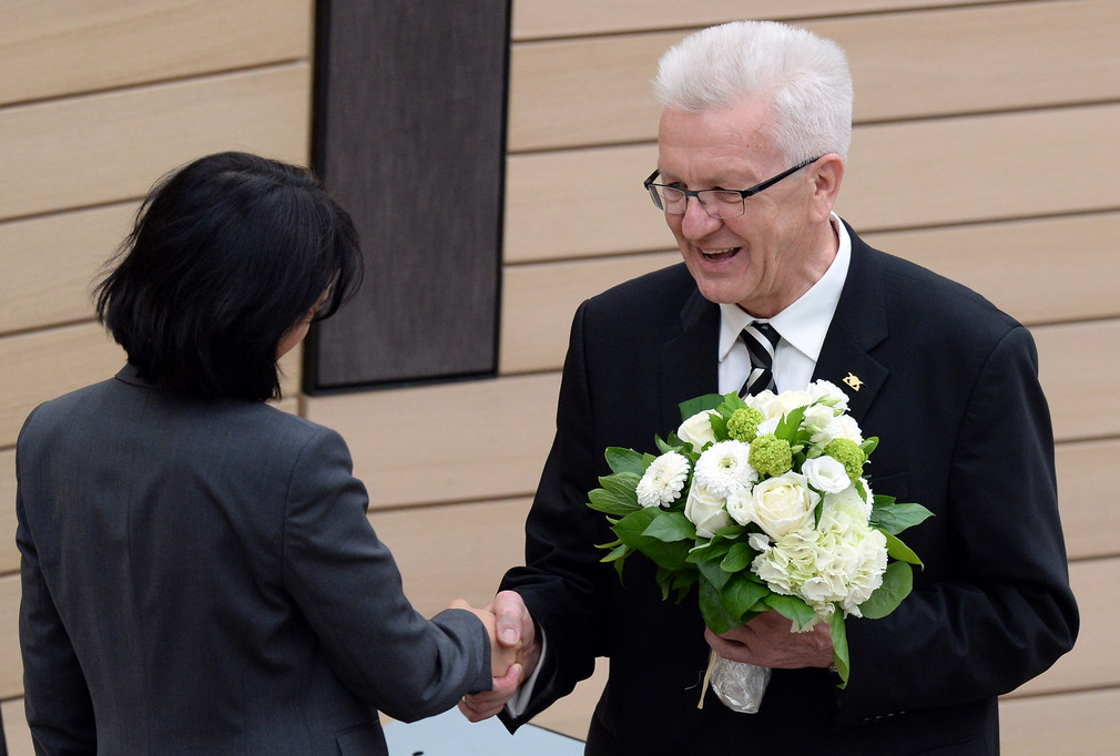 Landtagspräsidentin Muhterem Aras (l.) gratuliert Ministerpräsident Winfried Kretschmann (r.) (Foto: Landtagspressestelle)