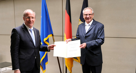 Staatssekretär Klenk überreicht Minister a.D. Gall das Bevölkerungsschutz Ehrenzeichen