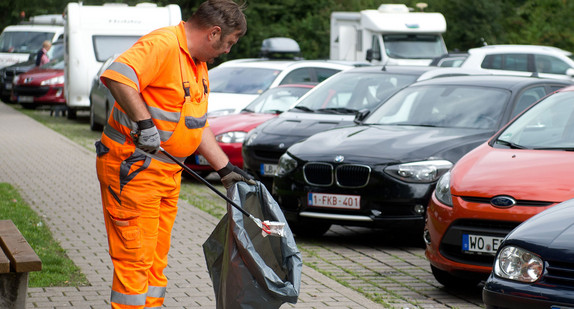 Wilder Müll auf einer Autobahnraststätte. (Foto: dpa)