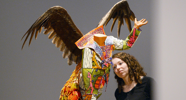 Eine Besucherin der Ausstellung mit dem Titel: „Kunst & Textil“ sieht sich am 20. März 2014 in der Staatsgalerie in Stuttgart die Skulptur „Foud Farie“ aus dem Jahr 2011 von Yinka Shonibare an.']