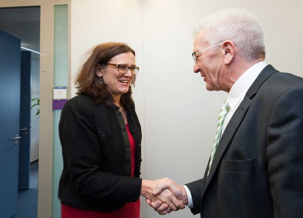 Ministerpräsident Winfried Kretschmann (r.) und EU-Handelskommissarin Cecilia Malmström (l.)