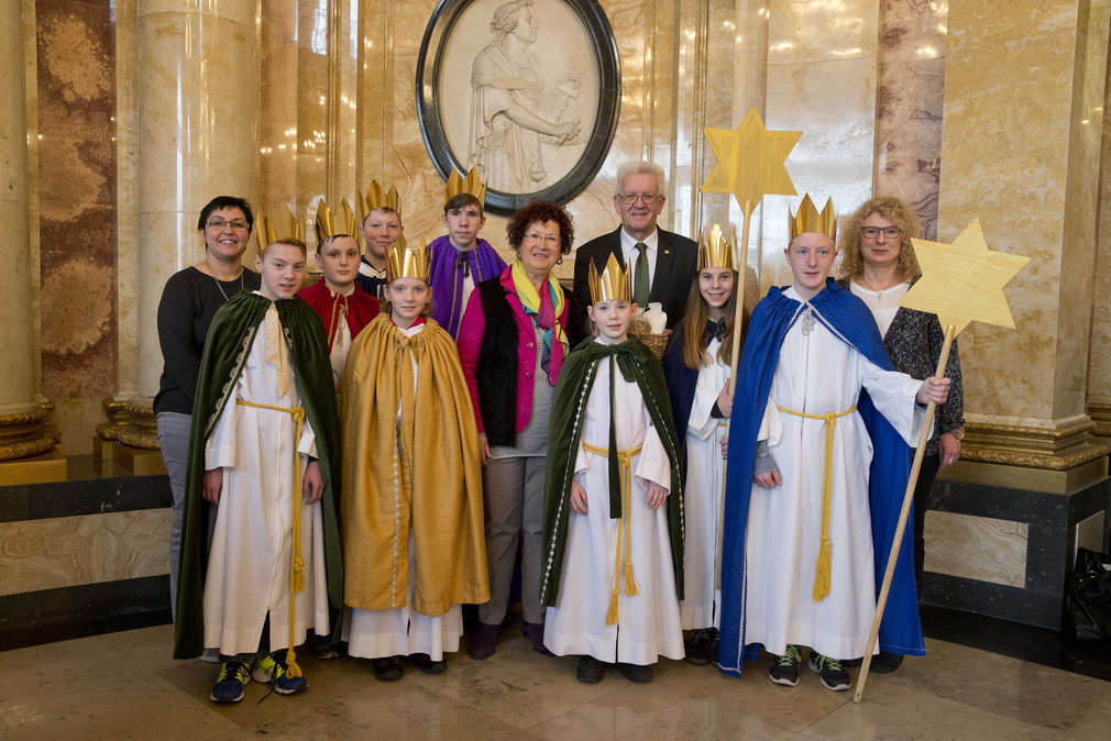 Ministerpräsident Winfried Kretschmann und seine Frau Gerlinde (M.) mit Sternsingern aus St. Maria (Eltztal-Dallau)