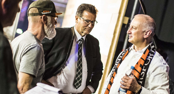 Der Minister für Ländlichen Raum und Verbraucherschutz, Peter Hauk (M.), im Gespräch mit Dr. Nikolas Stihl (r.) (Quelle: STIHL Timbersports)