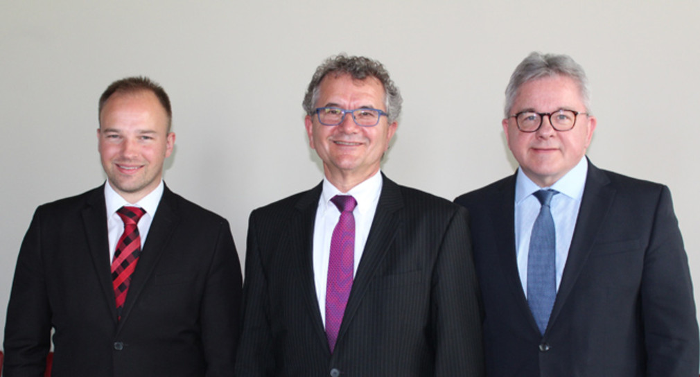 v.l.n.r.: Manuel Hellstern, Georg Konrath, Justizminister Guido Wolf (Foto: Ministerium der Justiz und für Europa)