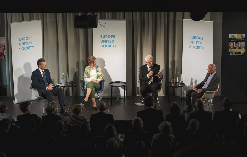 Podiumsdiskussion in Zürich zum Thema: „Klimaschutz und Versorgungssicherheit: Aufbruch oder Rolle rückwärts für die grüne Transformation?“