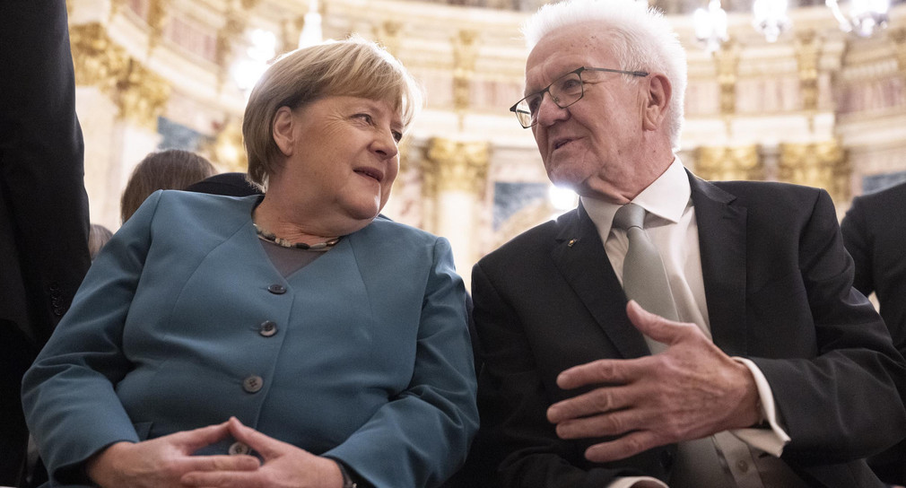 563261357 Bundeskanzlerin a. D. Dr. Angela Merkel (links) und Ministerpräsident Winfried Kretschmann (rechts) im Gespräch.
