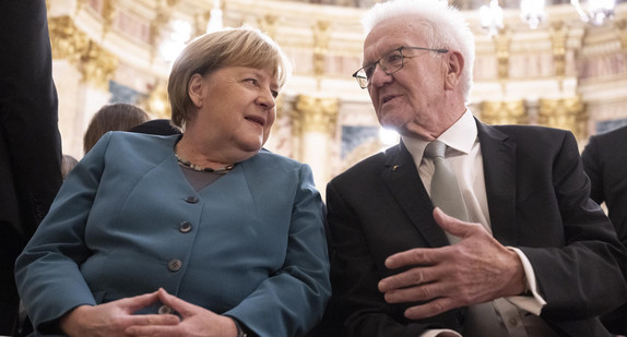Bundeskanzlerin a. D. Dr. Angela Merkel (links) und Ministerpräsident Winfried Kretschmann (rechts) im Gespräch.