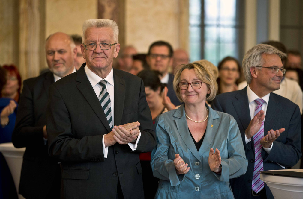 Ministerpräsident Winfried Kretschmann (l.), Wissenschaftsministerin Theresia Bauer (M.) und der Vorsitzende des Wissenschaftsrats, Prof. Dr. Manfred Prenzel (r.)