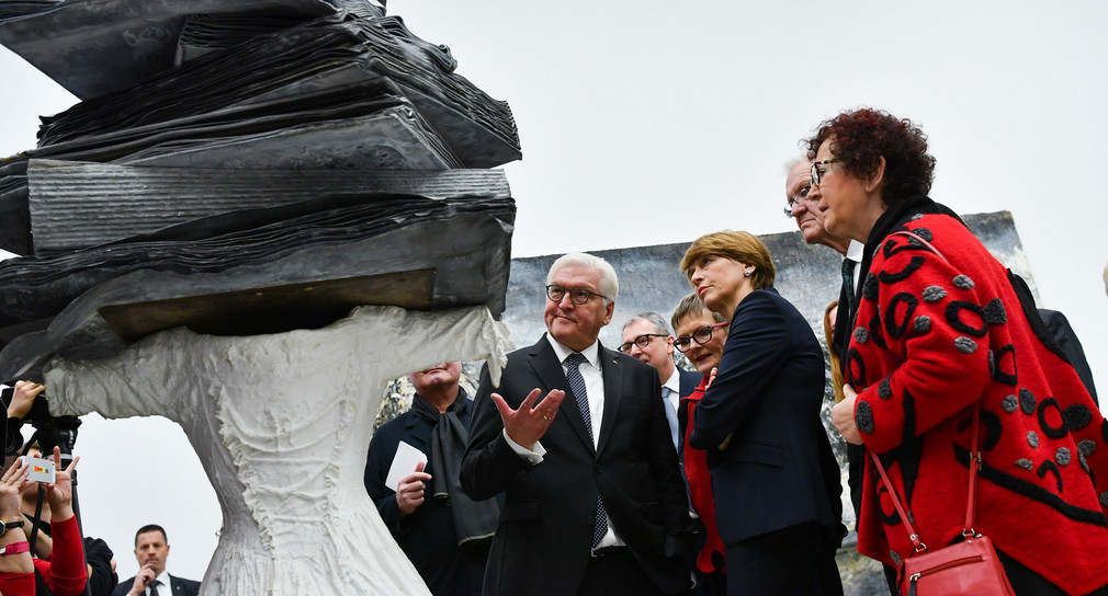 v.l.n.r.: Bundespräsident Frank-Walter Steinmeier, seine Ehefrau Elke Büdenbender, Ministerpräsident Winfried Kretschmann und seine Ehefrau Gerlinde stehen  im Neubau der Kunsthalle (Foto: © dpa)