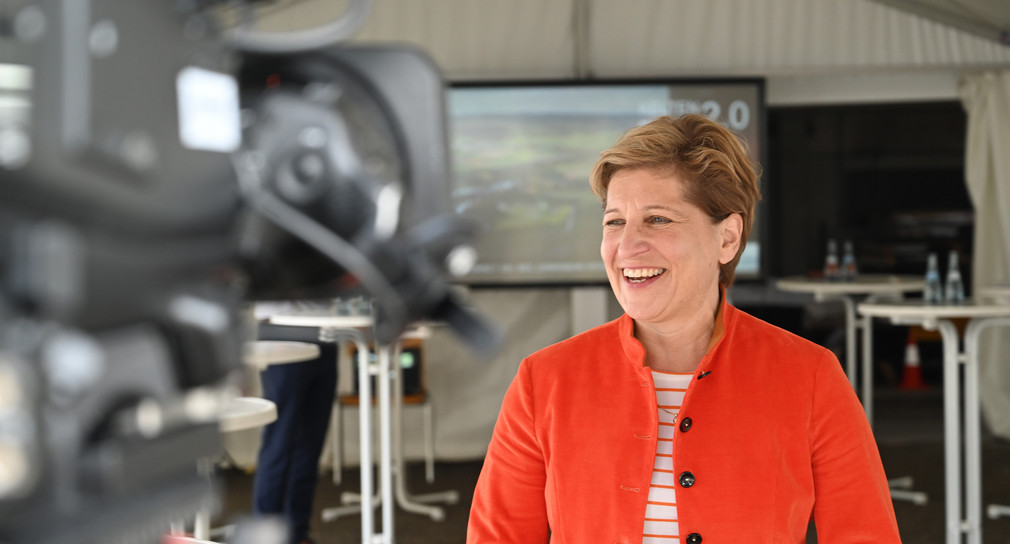 Ministerin Nicole Razavi wird interviewt