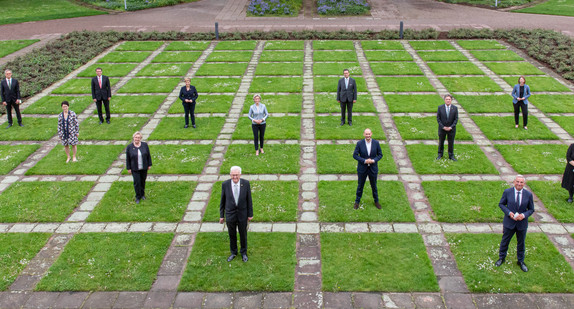 Die Mitglieder der Landesregierung vor dem Neuen Schloss in Stuttgart