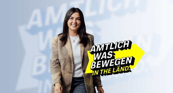 Lächelnde Frau im Blazer im Vordergrund, steht für Engagement im Land Baden-Württemberg.