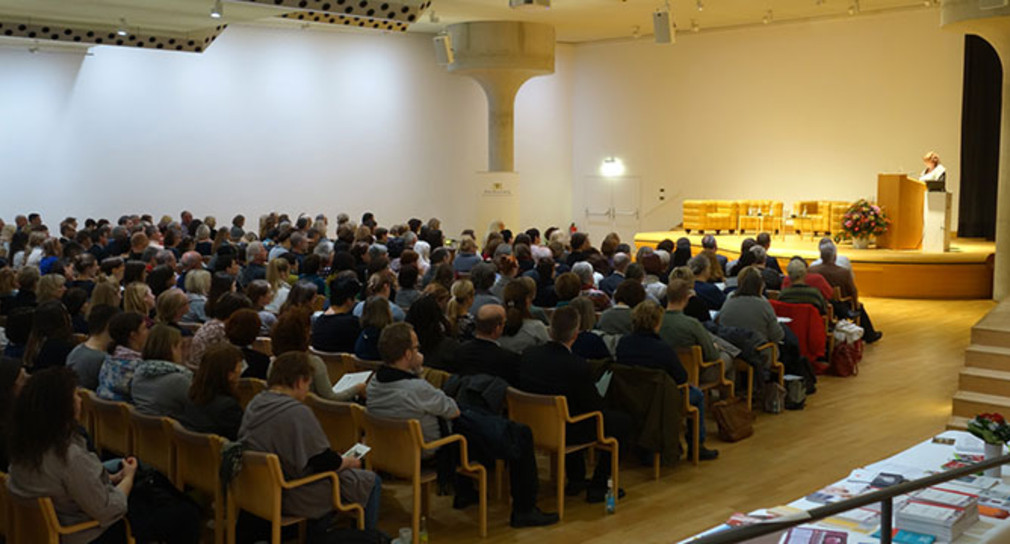 Staatssekretärin Bärbl Mielich spricht vor über 300 Veranstaltungsteilnehmenden (Foto: Ministerium für Soziales und Integration Baden-Württemberg)