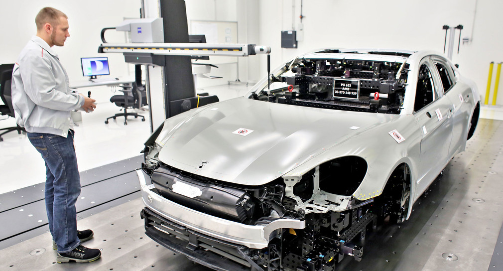 Ein Ingenieur der Porsche AG vermisst für die Digitalisierung einen Panamera (Bild: © dpa).  