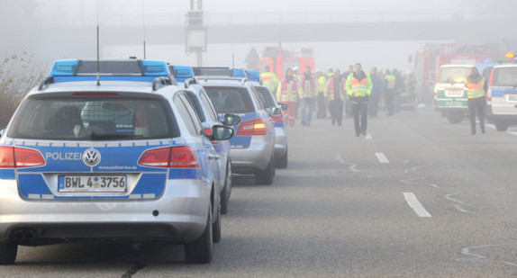 Rettungskräfte und Einsatzfahrzeuge stehen am 18.11.2012 auf der Autobahn A5 bei Offenburg (Baden-Württemberg). (Foto: dpa)