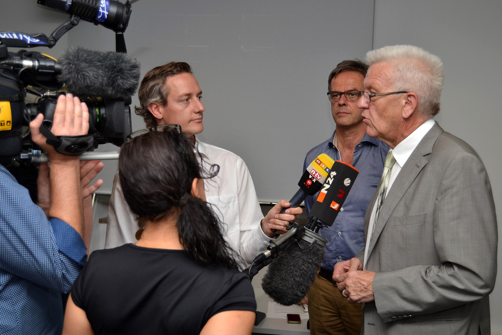 Ministerpräsident Winfried Kretschmann (r.) beim Interview im Anschluss an die Regierungspressekonferenz