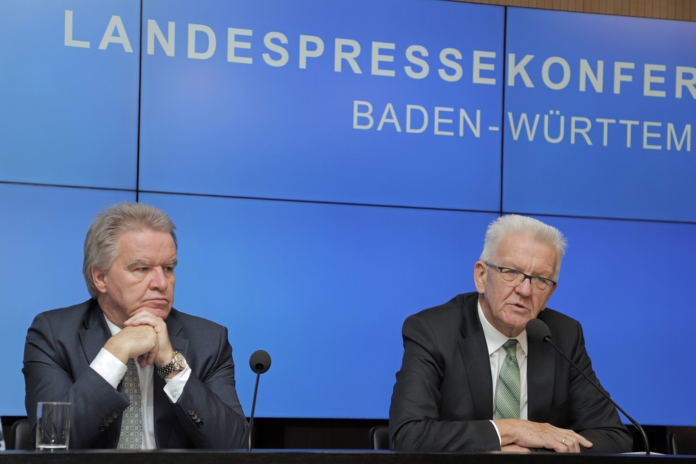 Ministerpräsident Winfried Kretschmann (r.) und Umweltminister Franz Untersteller (l.)  bei der Regierungspressekonferenz (Bild: Staatsministerium Baden-Württemberg)
